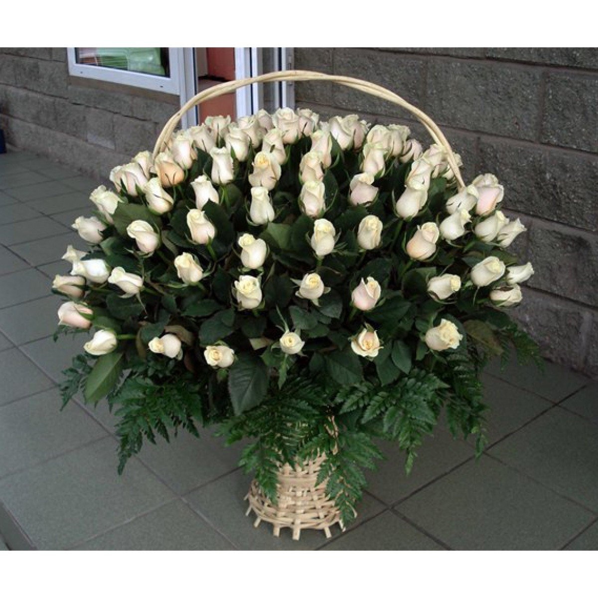Букет белых роз в большой корзине