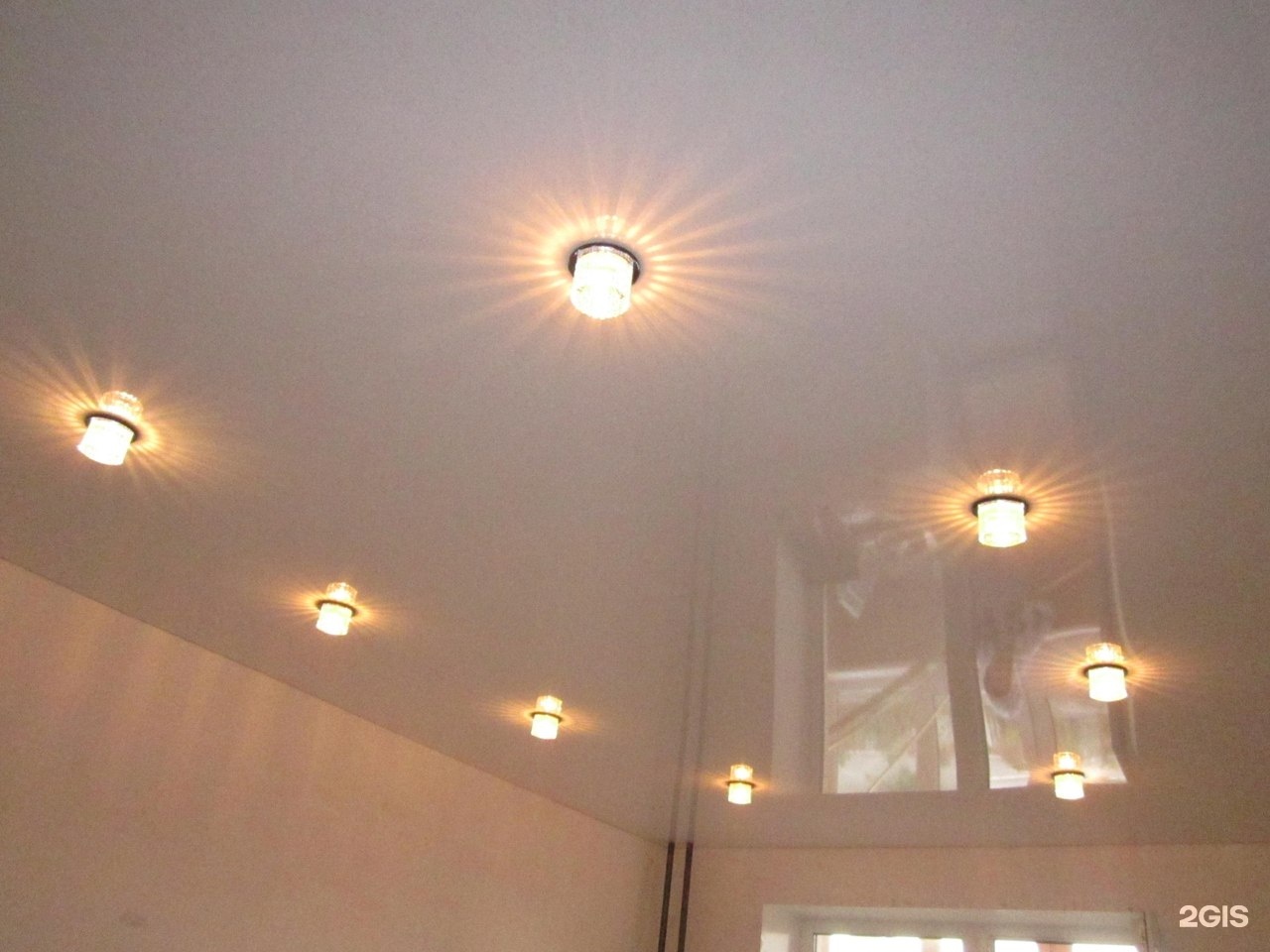 Глянцевый потолок с лампочками