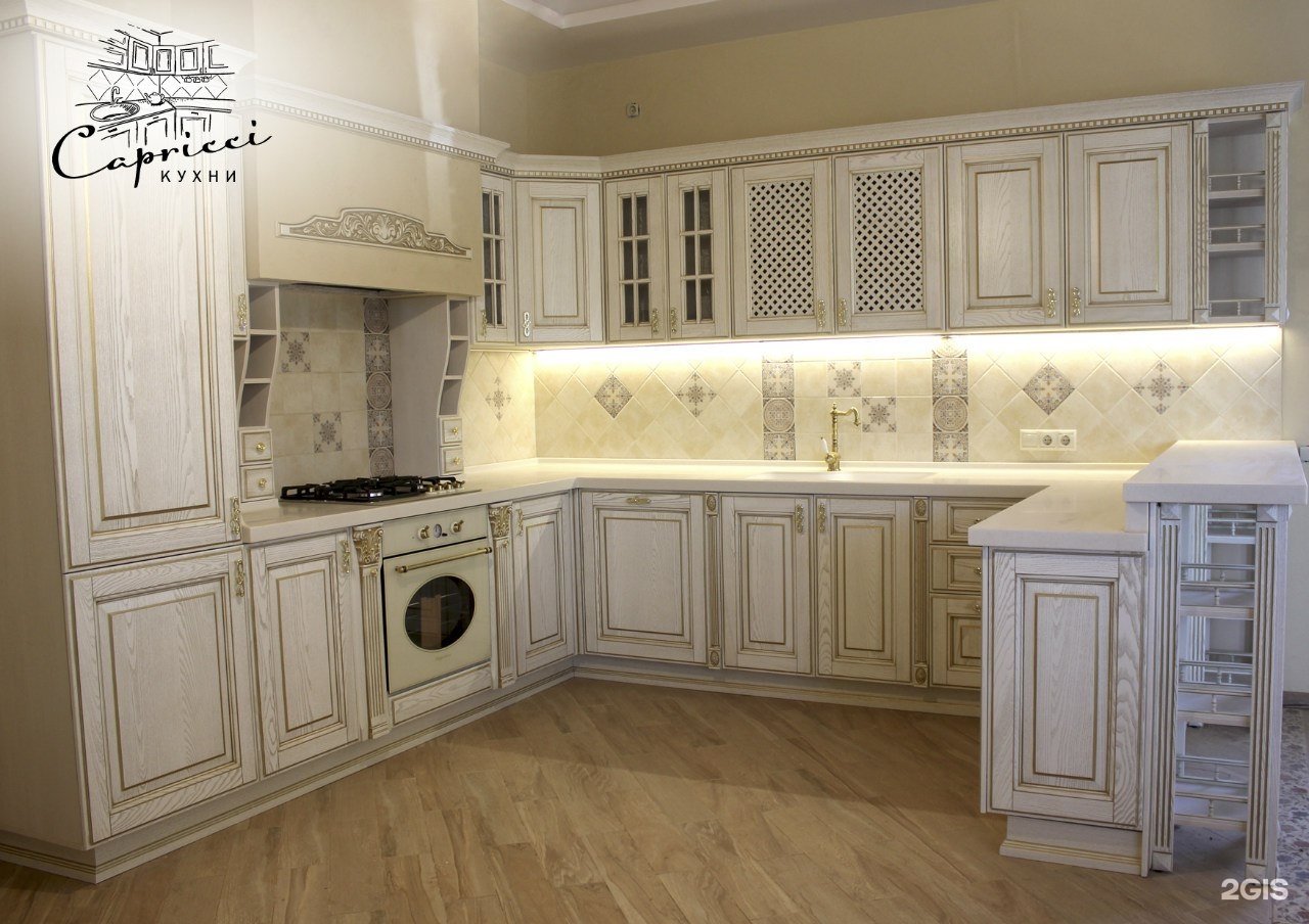 белая кухня с золотой патиной в интерьере