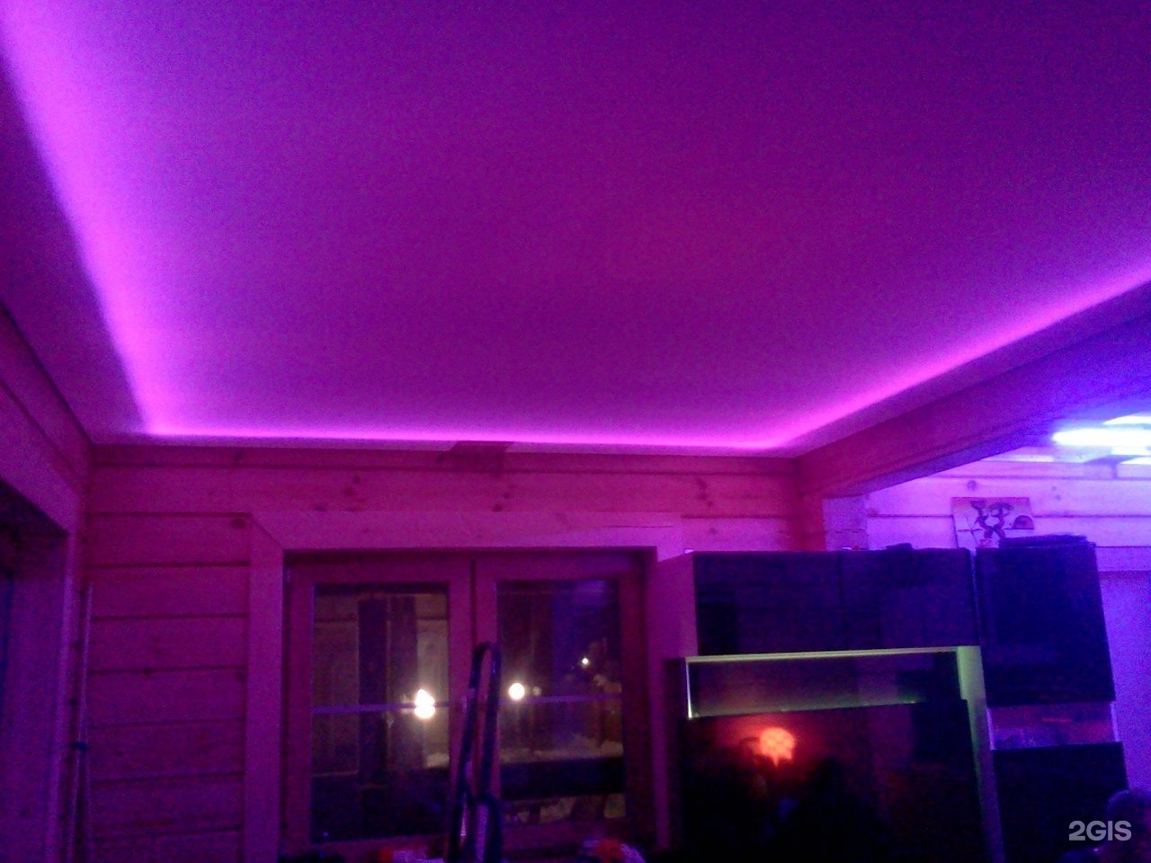Натяжной потолок с сиреневой подсветкой