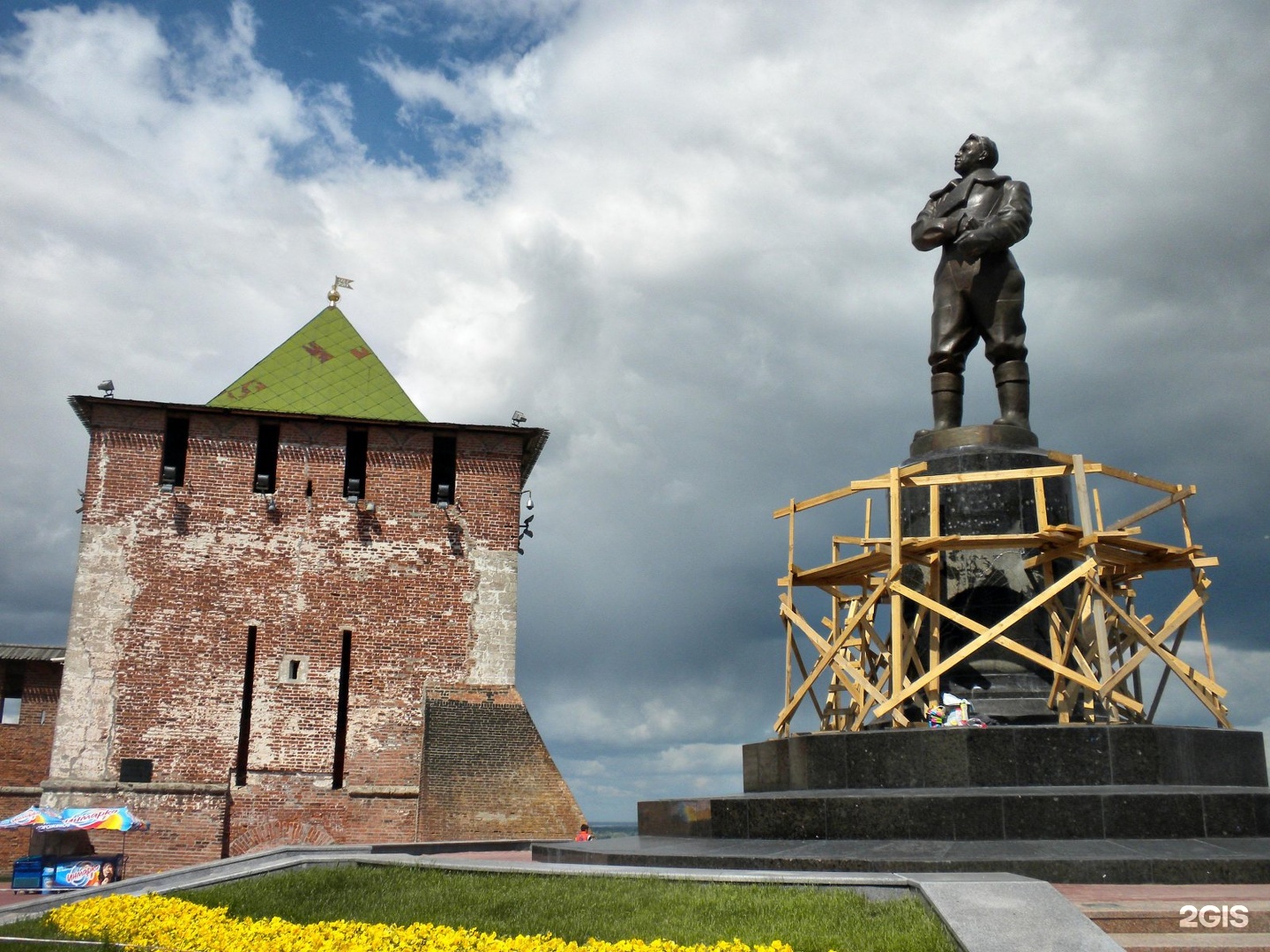 памятник чкалову в нижнем новгороде фото