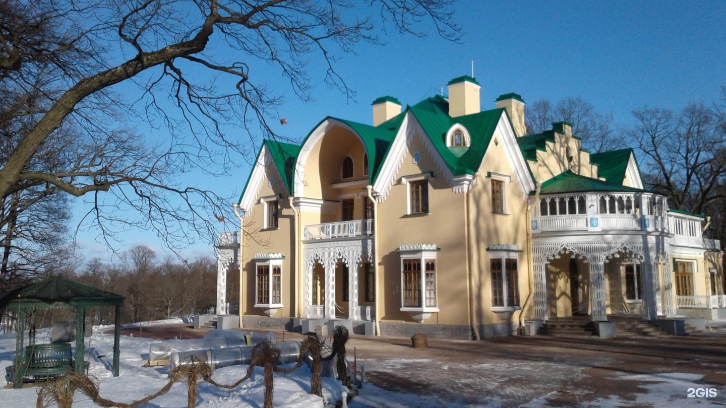 Дворец коттедж в Петергофе зимой