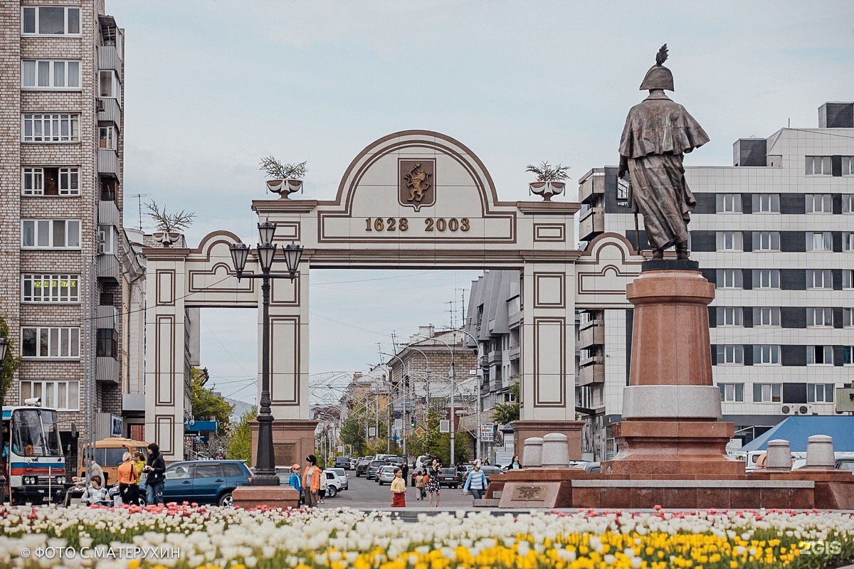 Арка на площади мира Красноярск