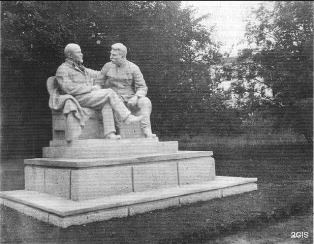 Ленин и Сталин в Горках памятник