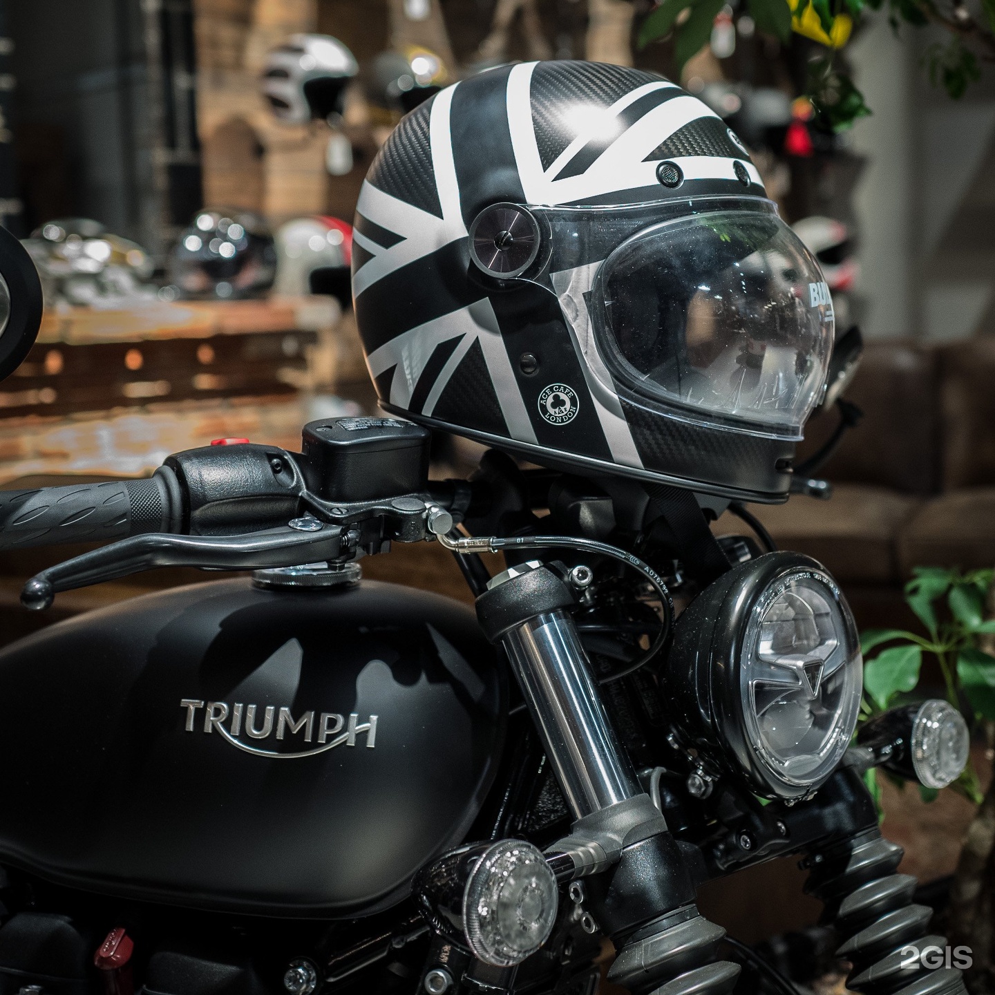 Triumph москва. Гранмото Триумф Москва. Мото Гранд в Москве. Гранд мото. Гранмото Триумф кожаная куртка.