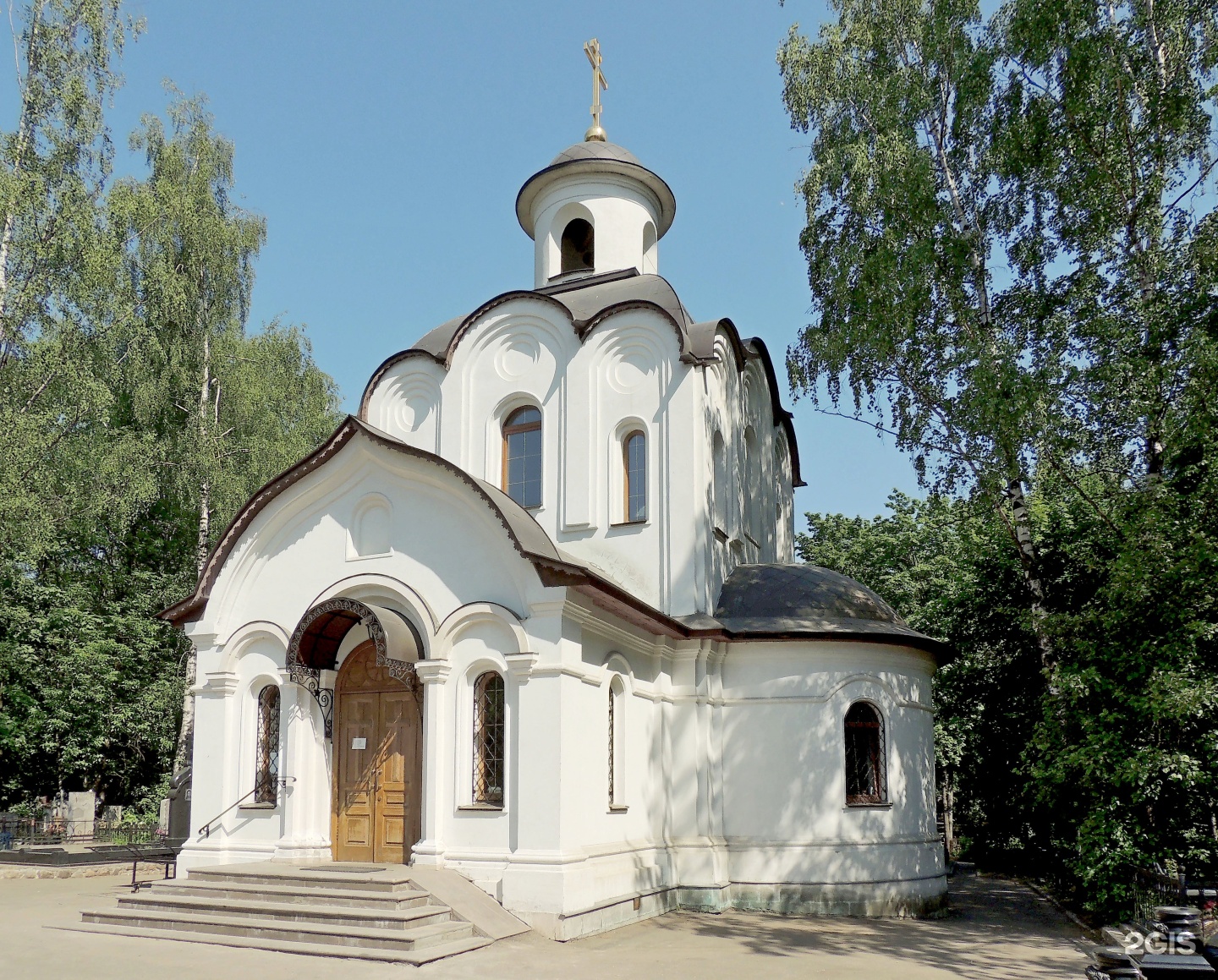 Церковь на кладбище. Храм Успения Пресвятой Богородицы на Котляковском кладбище. Церковь на Котляковском кладбище в Москве. Часовня Успения Пресвятой Богородицы. Ольшанское кладбище храм Успения Богоматери.