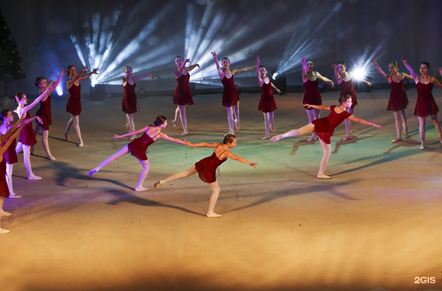Центр современной хореографии омск химик. Хореографическая студия "адамант+". Школа джаз модерн танца омск. Танцуют все!. Центр современной хореографии омск.