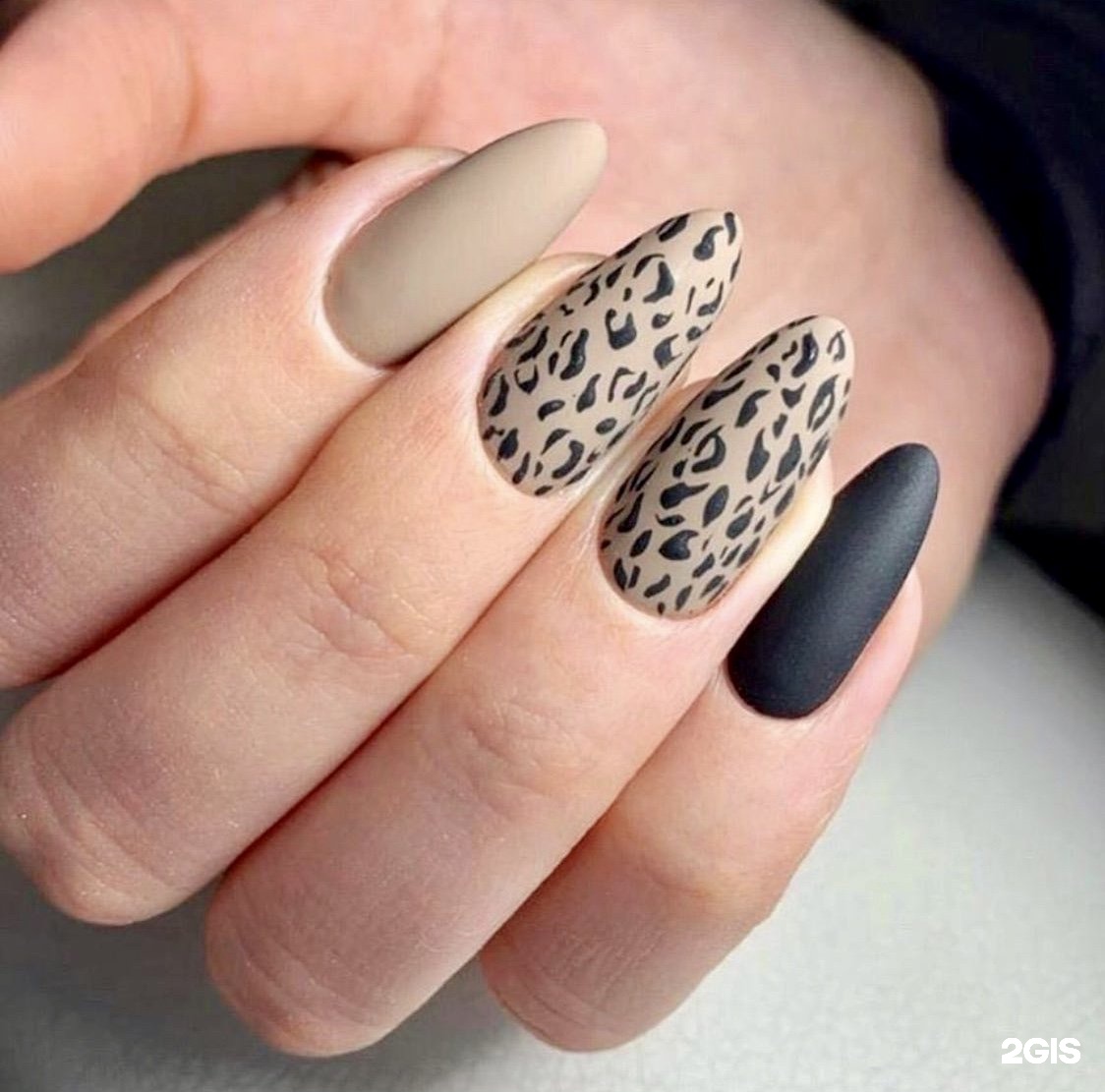Миндальные ногти с леопардовым принтом