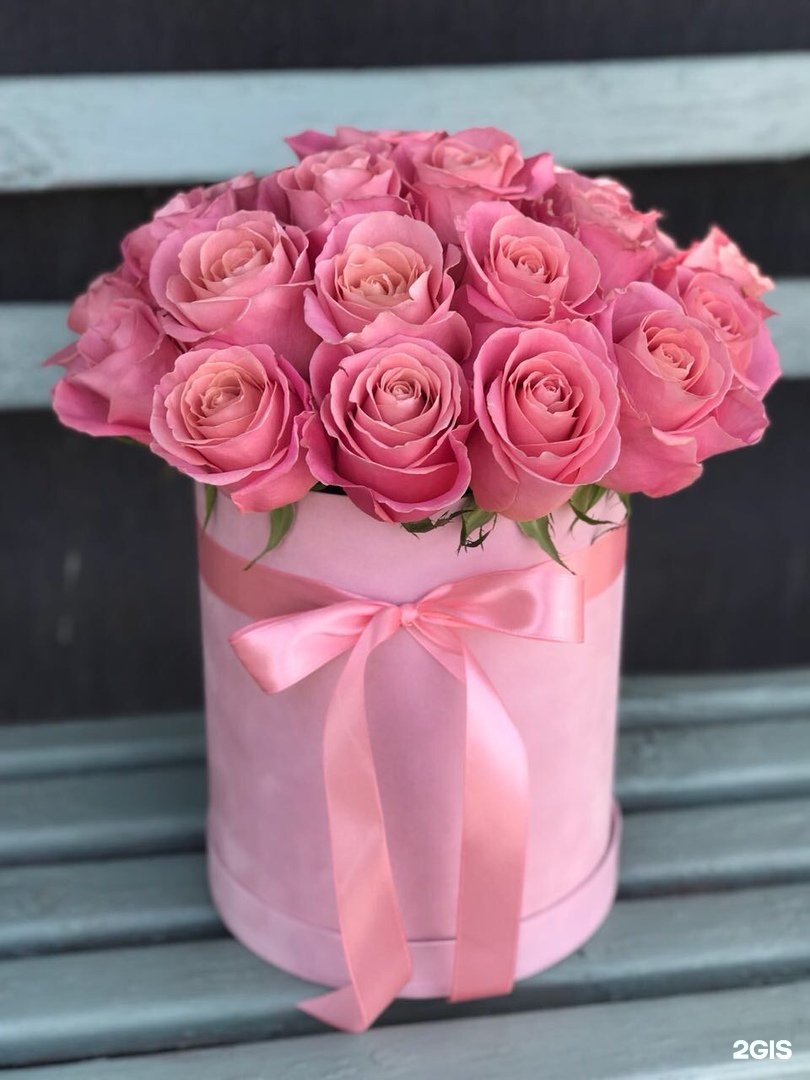 Магазин остров цветов. Прилавок цветочного магазина. Интерьер цветочного салона. Цветочный магазин внутри. Цветы на монтажников оренбург.