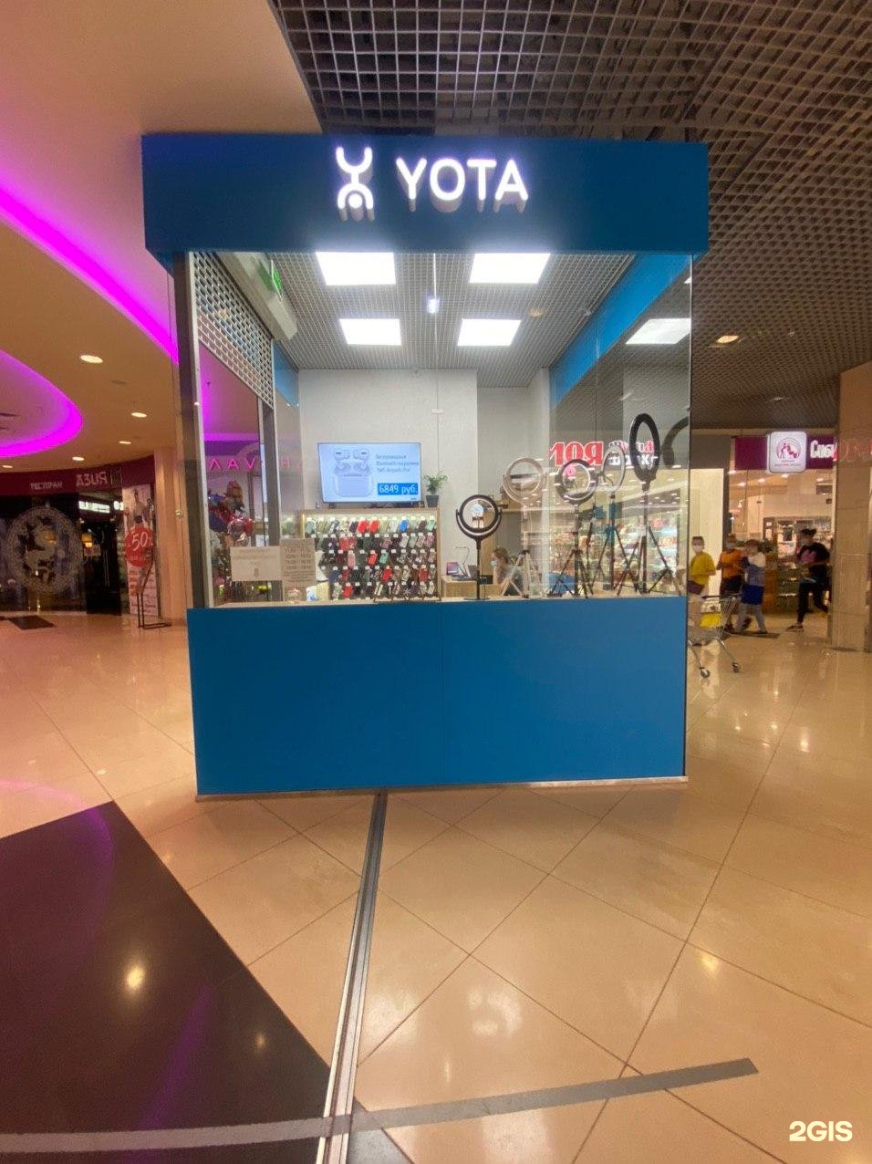 Магазин йота адреса магазинов. Yota Kazan Mall. МЕГАФОН - Yota площадь революции, 9, Нижний Новгород фото.