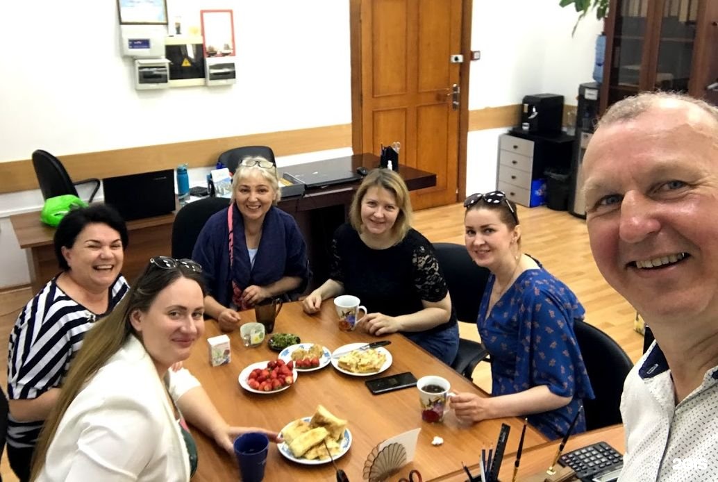 Звезда юга камень. Компания алмаз иваново. Лидер недвижимости. Юг агентство. Звёзды на юге.