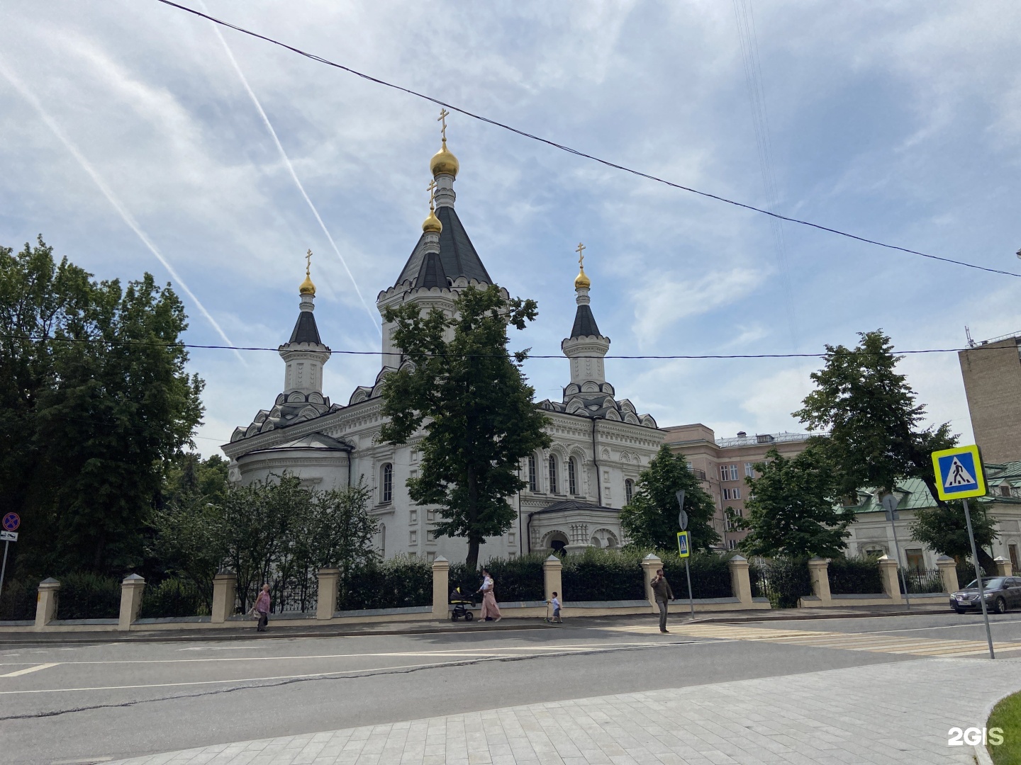 Храм архангела михаила на девичьем поле расписание. Церковь Архистратига Михаила Москва. Церковь Архангела Михаила в Тропареве Москва высокое качество. Храм Архангела Михаила при клиниках на девичьем поле разрушают. Храм Архангела Михаила при МВД.