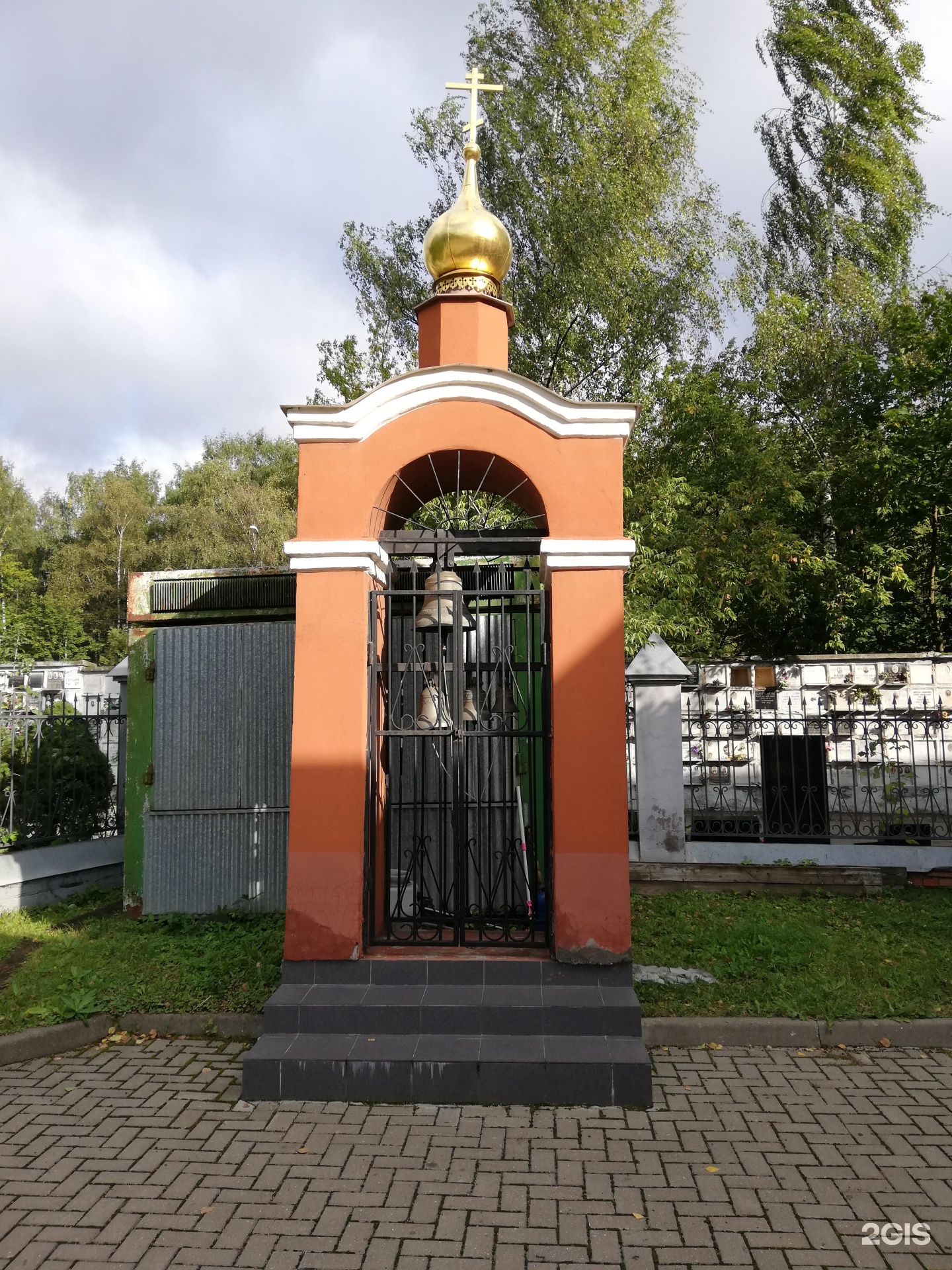 Метро озерная кладбище. Озерная улица кладбище. Часовня Востряковского кладбища на Озерной фото.