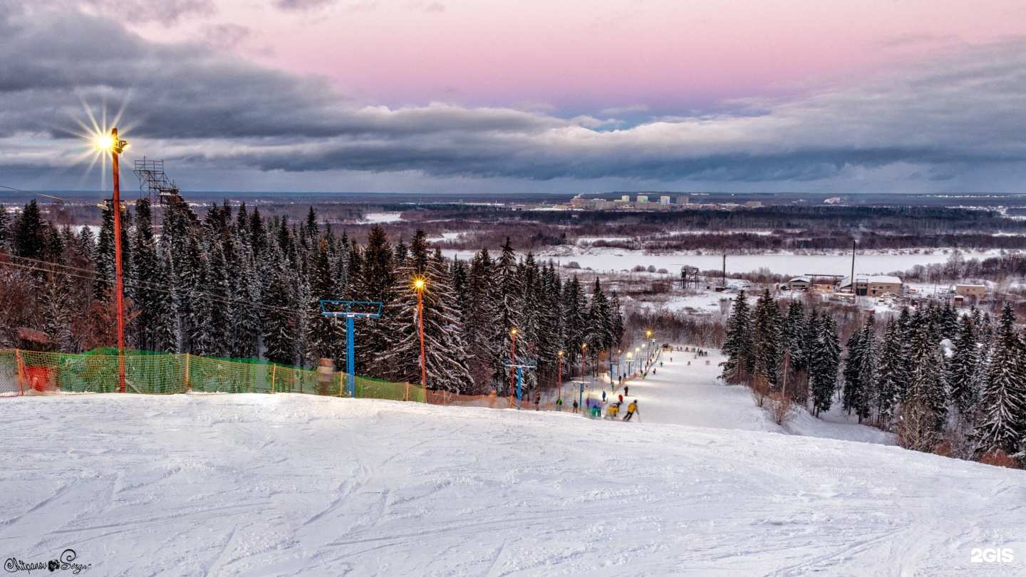 Горнолыжный склон Киров. Ski Club Киров. Трамплин Киров горные лыжи. Лыжная база Киров.