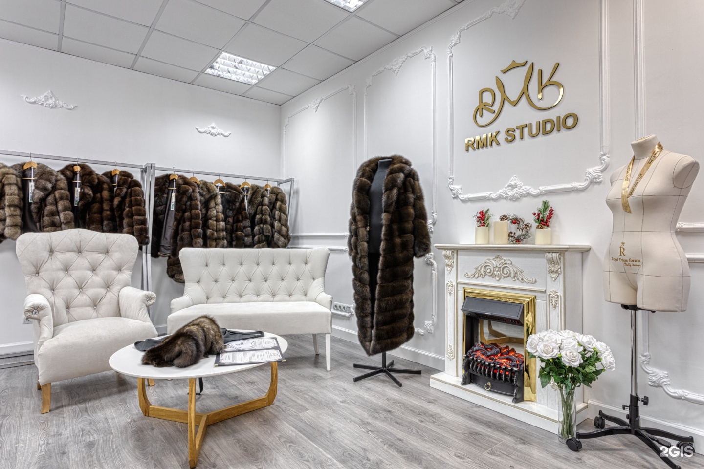 Витрина мехового салона. Студия меха. Ателье меха. Элитные меховые салоны. Студия меха.