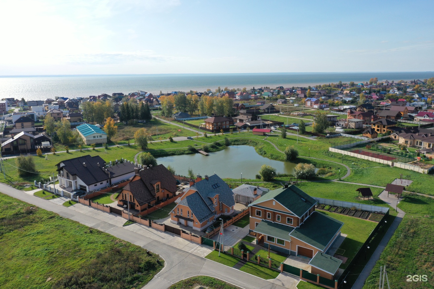 Поселок ленинский новосибирский. Ленинское село Новосибирск. Новосибирск село Ленинское поселок классика. Новосибирск село Ленинское озеро. Коттеджный поселок Приморье Новосибирск.