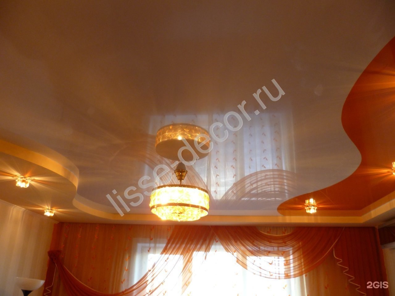 Персиковый натяжной потолок