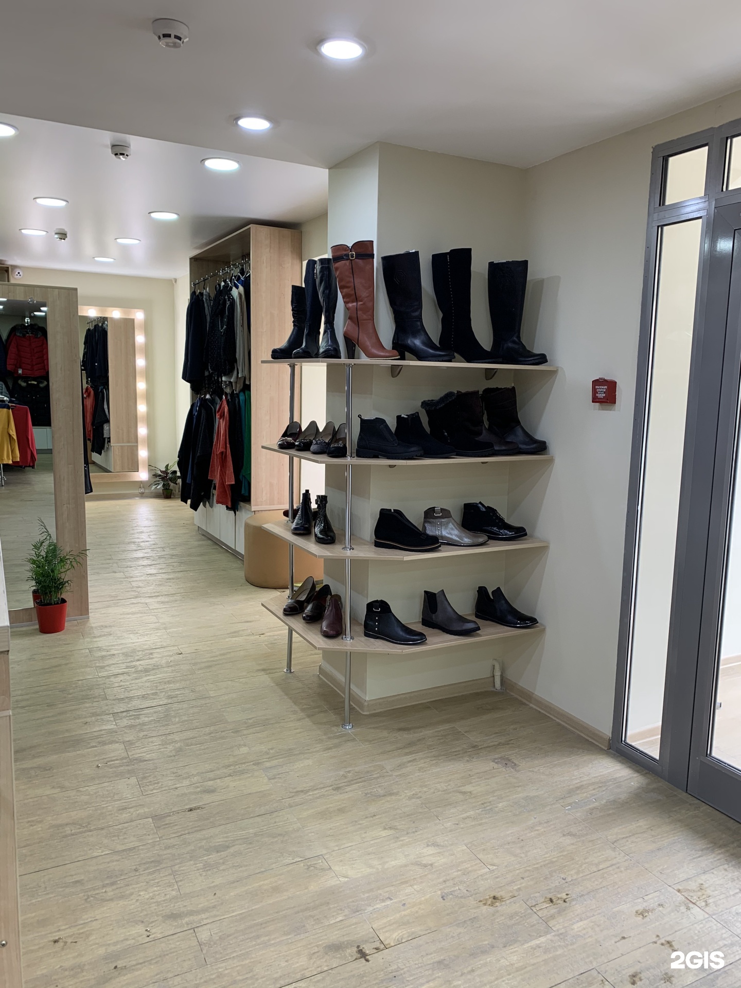 Иркутск одежда большая. Иркутск ул литвинова 17. Мерчендайзинг столов одежда. Иркутск одежда большая. Иркутск одежда большая.