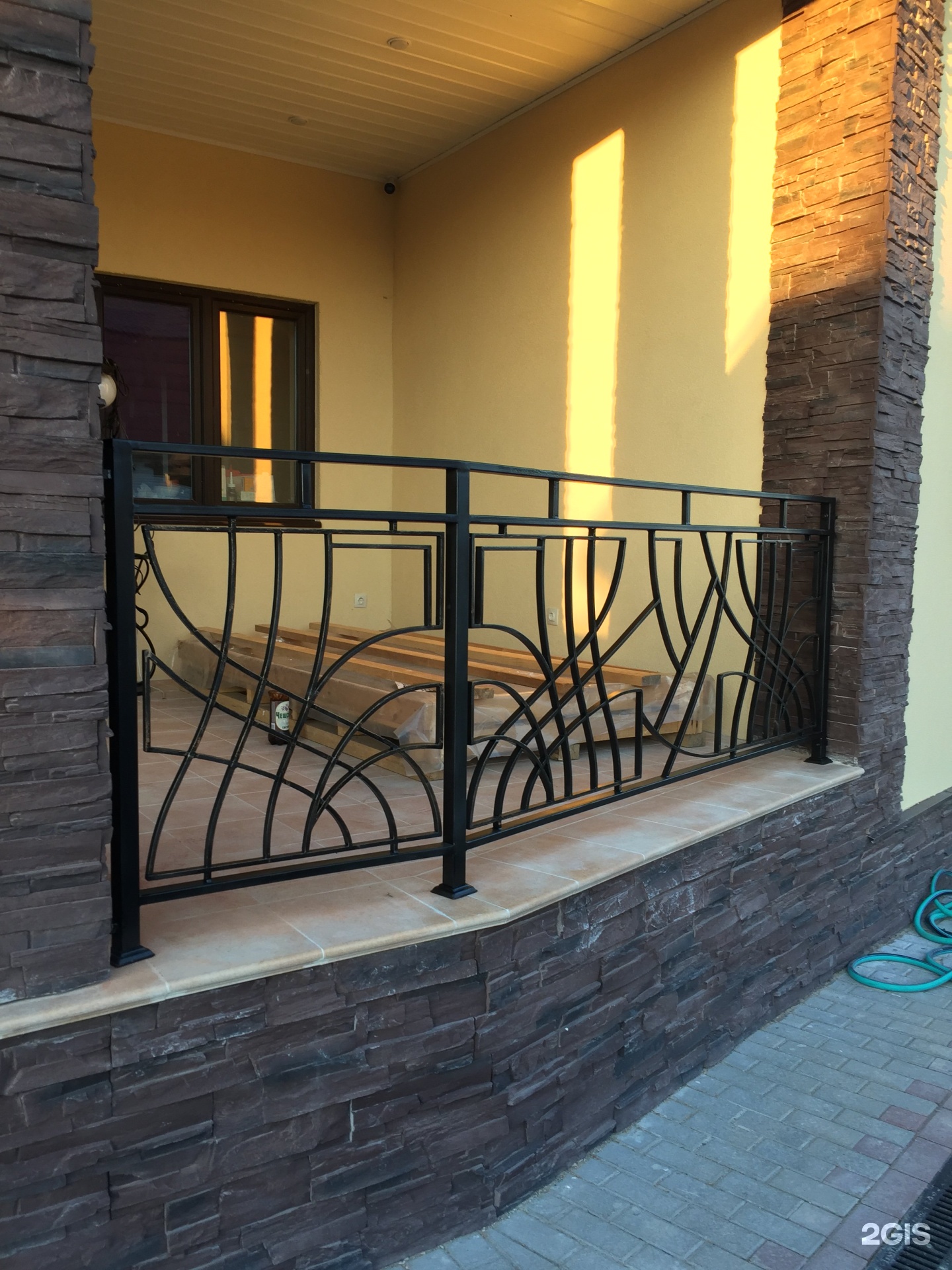 прометей кованые элементы спб. подъёмные кран игровая площадка в художественной ковке. инвентарь для кованых изделий. балкон холодная ковка. витрина для кованых элементов.