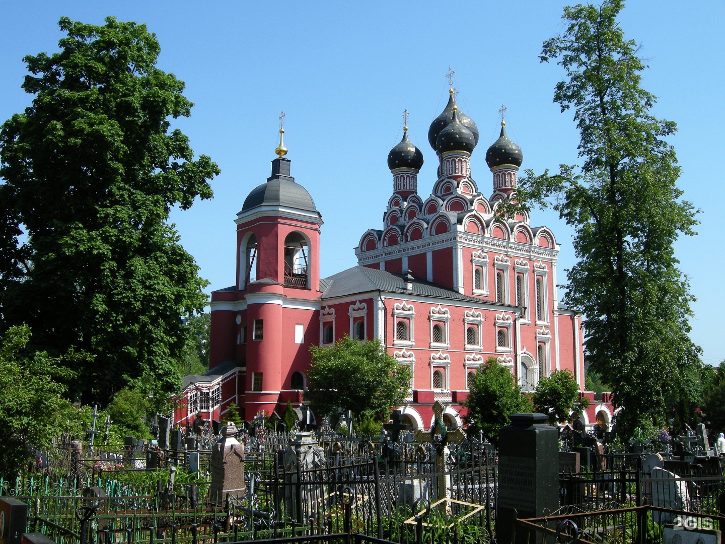 Тихвинский храм в Алексеевском. Алексеевское кладбище в Москве. Тихвинский храм в Алексеевском фото.