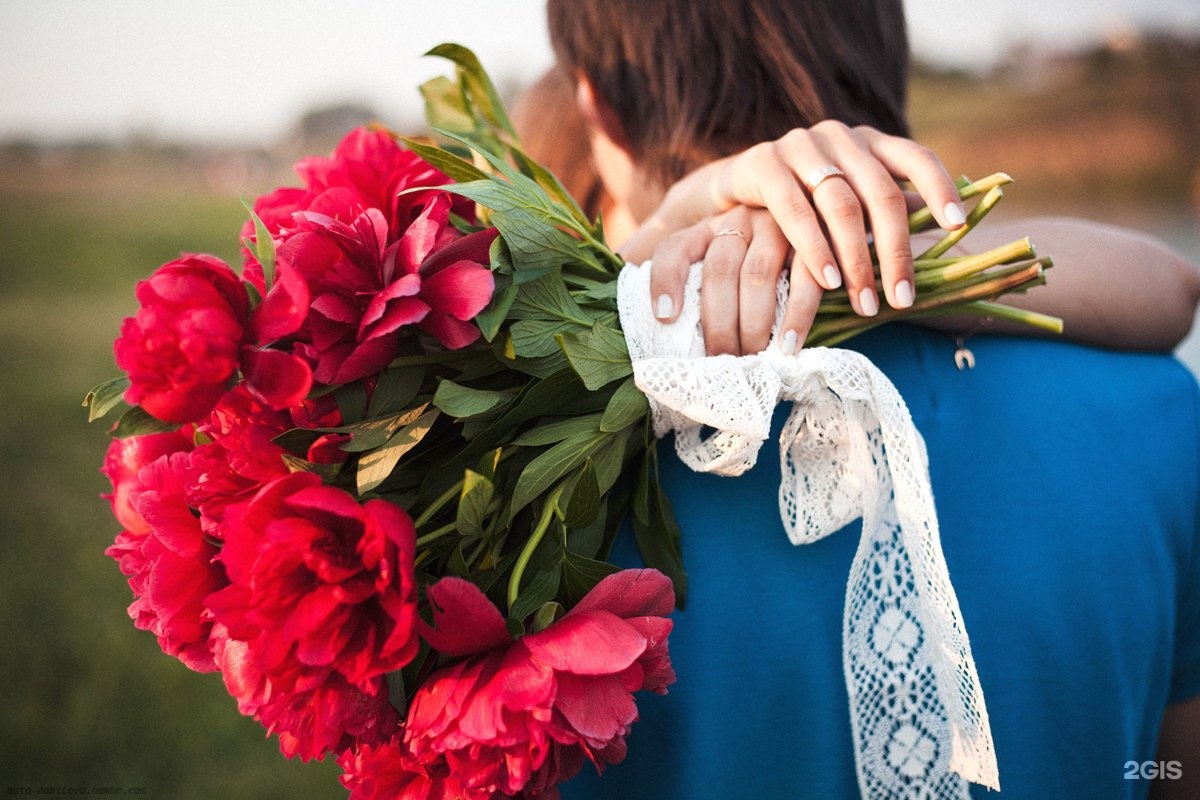 Фото женщины с цветами в руках