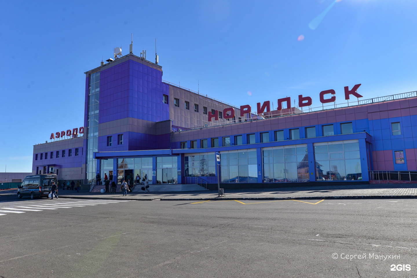 Аэропорт норильск. Аэропорт Норильск имени н. н. Урванцева. Норильск первый аэропорт. Аэропорт Норильск логотип.