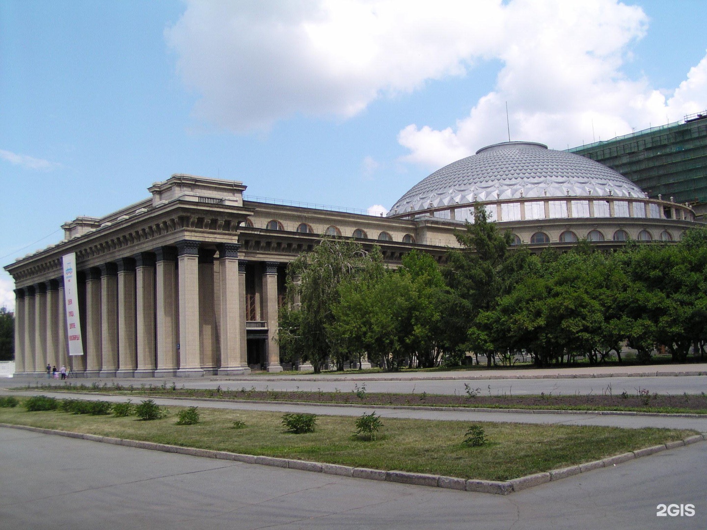 Театр оперы и балета Новосибирск в 2000г.