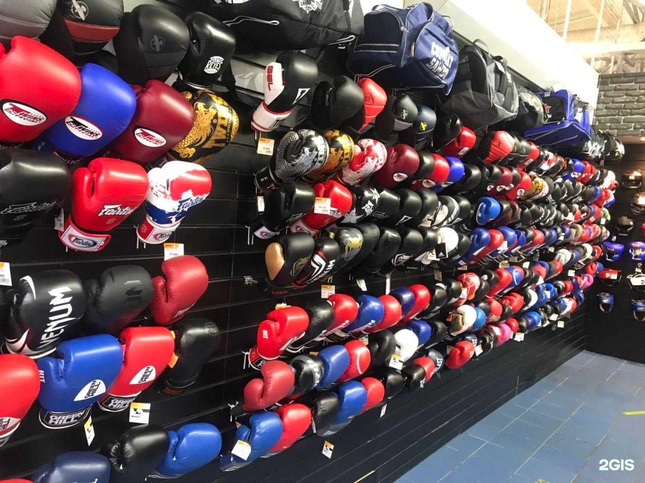 Boxing shops. Экипировка для единоборств. Магазин экипировки бокса. Боксерская амуниция. Боксерка для бокса.