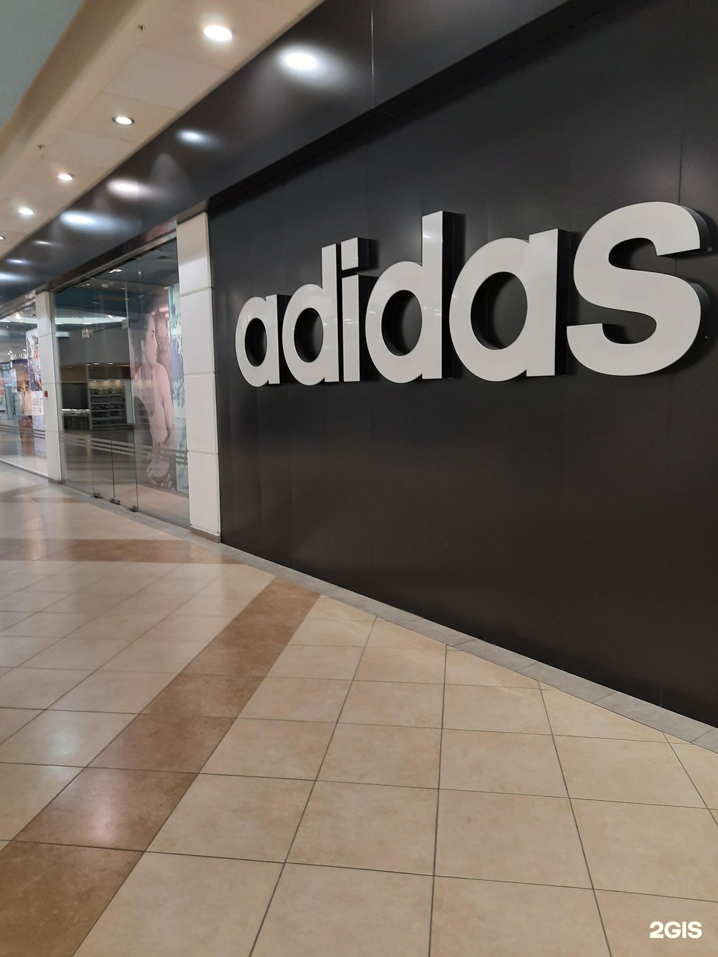 магазин одежды парк. развеска детских джинсов в магазине. обувь казань парк хаус. сити парк кемерово магазины. магазины на манхэттене.