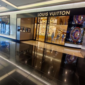 Фото от владельца Louis Vuitton, магазин брендовой одежды и аксессуаров