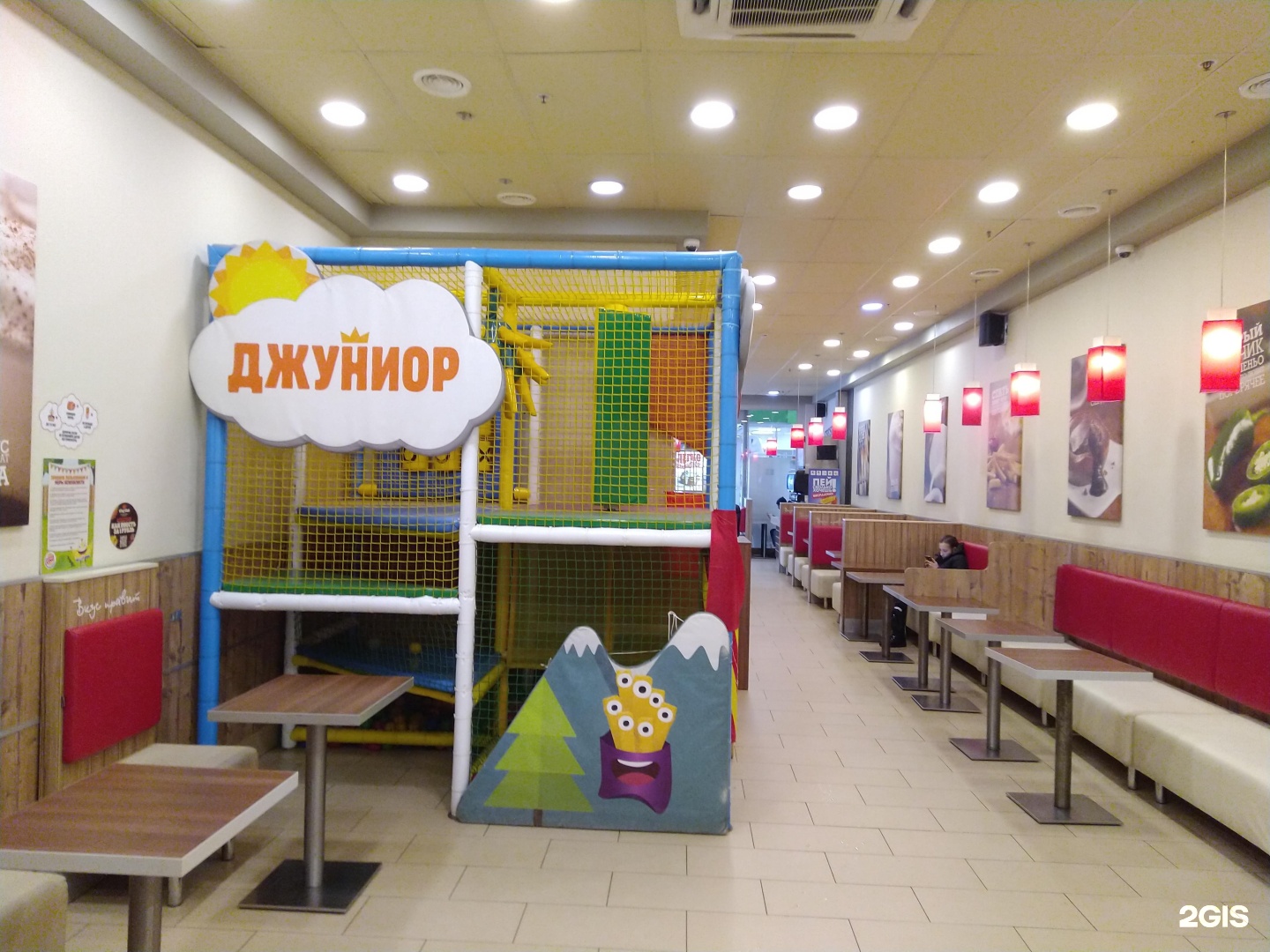Пицца большевистская. Кафе у метро Большевиков СПБ.