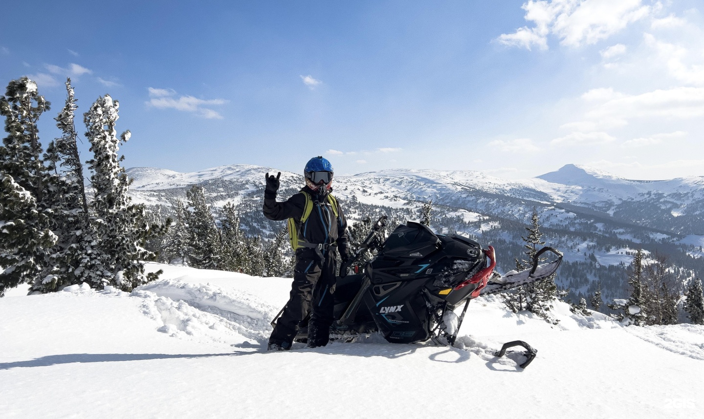 Прокат снегоходов шерегеш. Мужик на снегоходе. Шерегеш снегоходная трасса. Прокат снегоходов. Снегоходный клуб подмосковье.