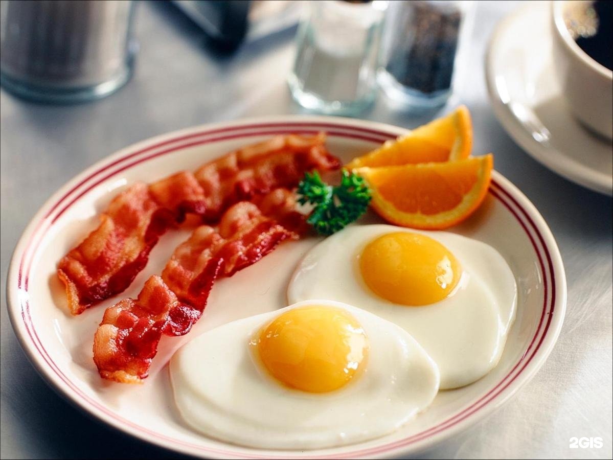 Обожает яйца. Завтрак. Аппетитный завтрак. Красивый завтрак. Вкусный и красивый завтрак.