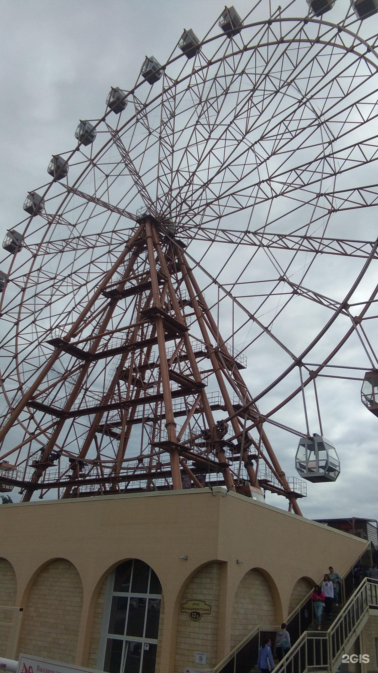 Колесо обозрения новосибирск набережная. Колесо обозрения иваново. Колесо обозрения кисловодск. Колесо обозрения новосибирск зоопарк. Колесо на набережной новосибирск.
