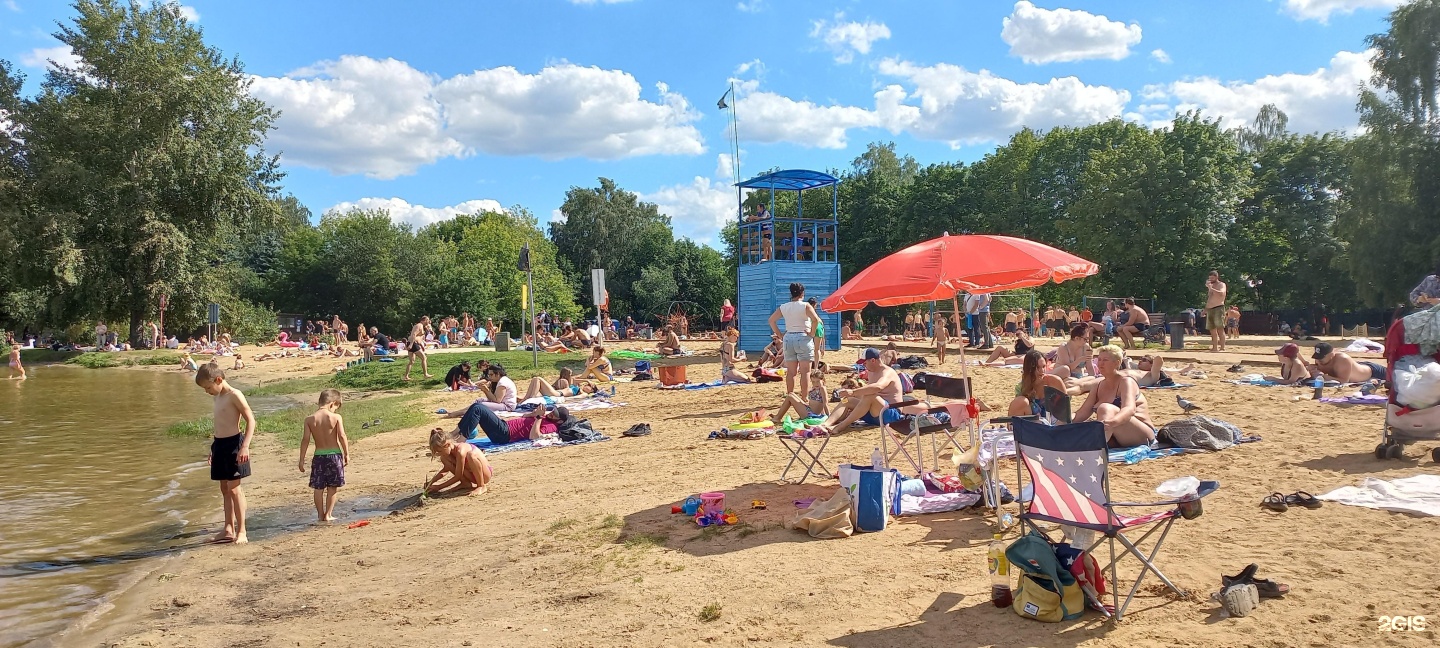 Пляж озеро. Белое озеро Москва. Пляжи Москвы. Белое озеро пляж. Мещерское озеро Москва пляж.