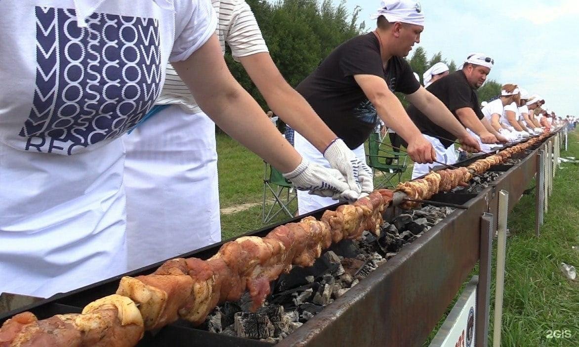 Огромный мангал. Огромный мангал с шашлыками.