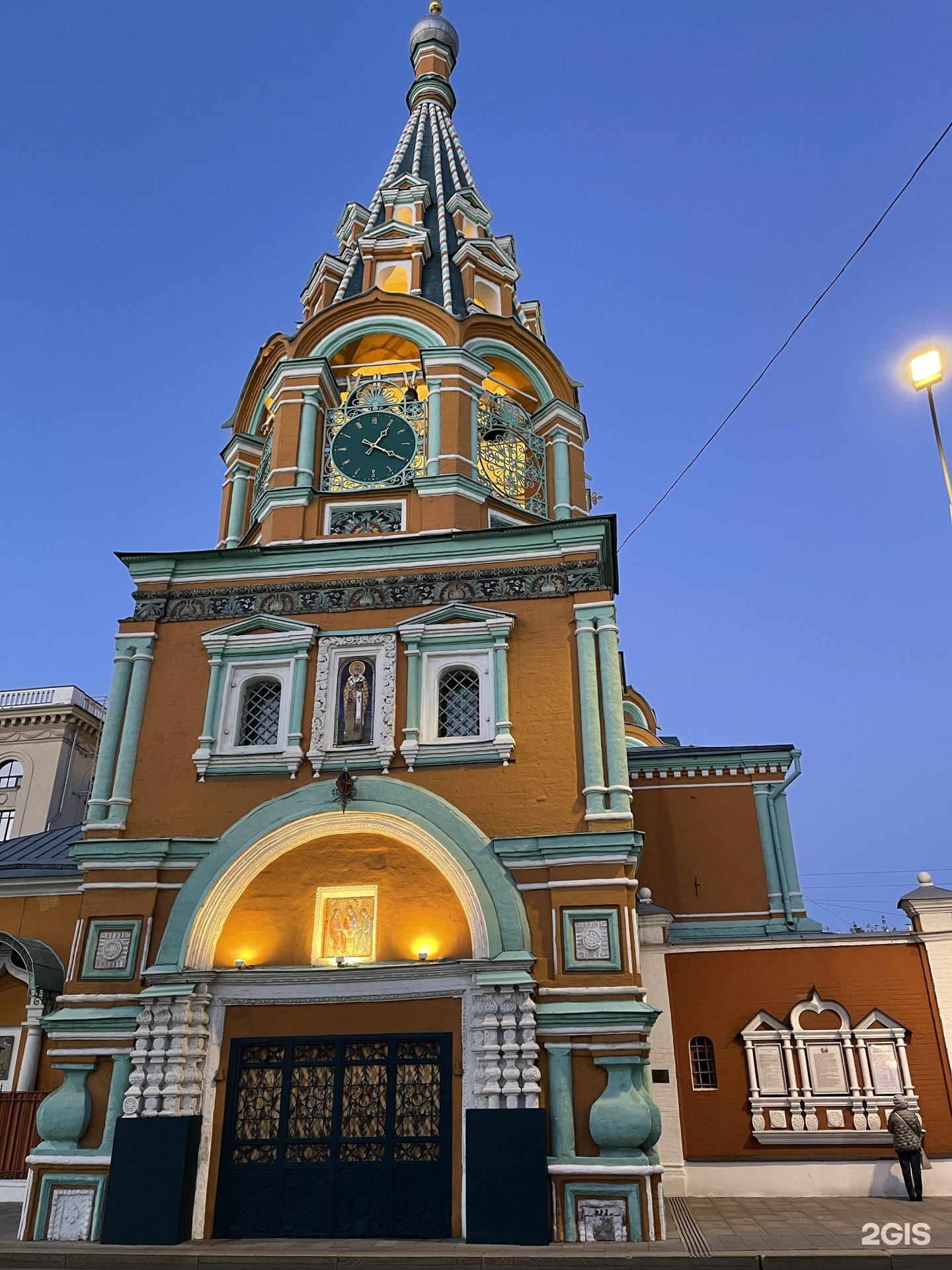 Церковь святителя Григория Неокесарийского, Москва. Церковь Григория Неокесарийского на полянке. Церковь Григория Неокесарийского Иркутск. Оранжевый цвет храма Георгия Неокесарийского на полянке.