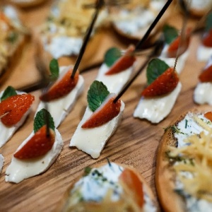 Ресторан два цезаря. Айдахо кулин. Два цезаря омск ресторан фото. Два цезаря омск ресторан. Крафт бар пушка омск.