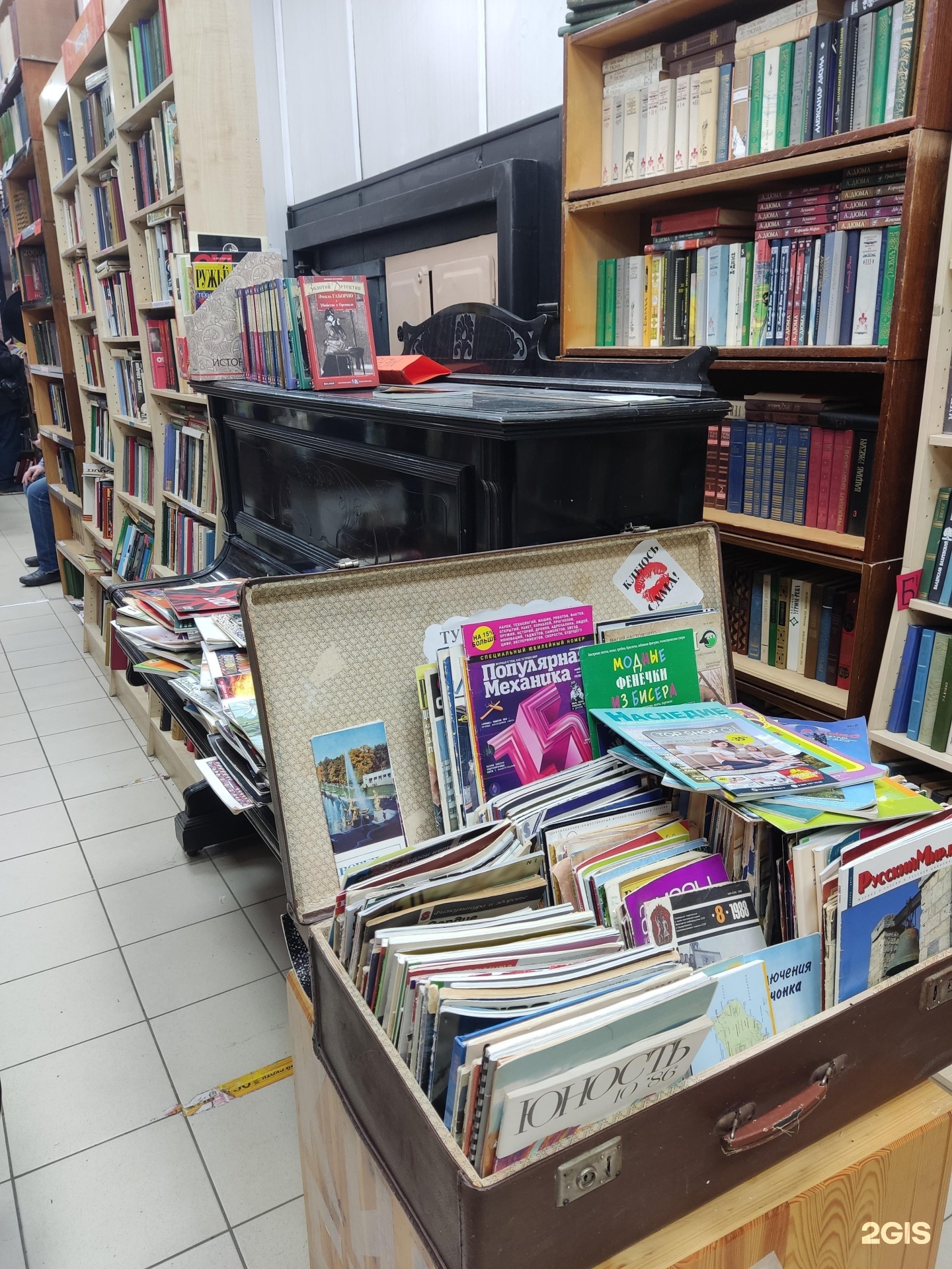 Букинистический отдел книжного магазина. Арбат 20 книжная Лавка. Книжная Лавка.