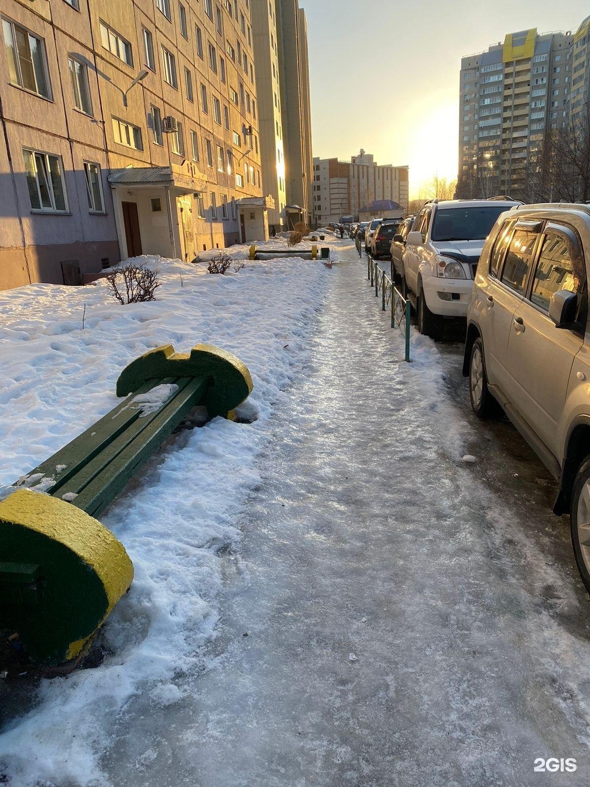 Ук лазурная. Двор многоэтажки. Наледь.