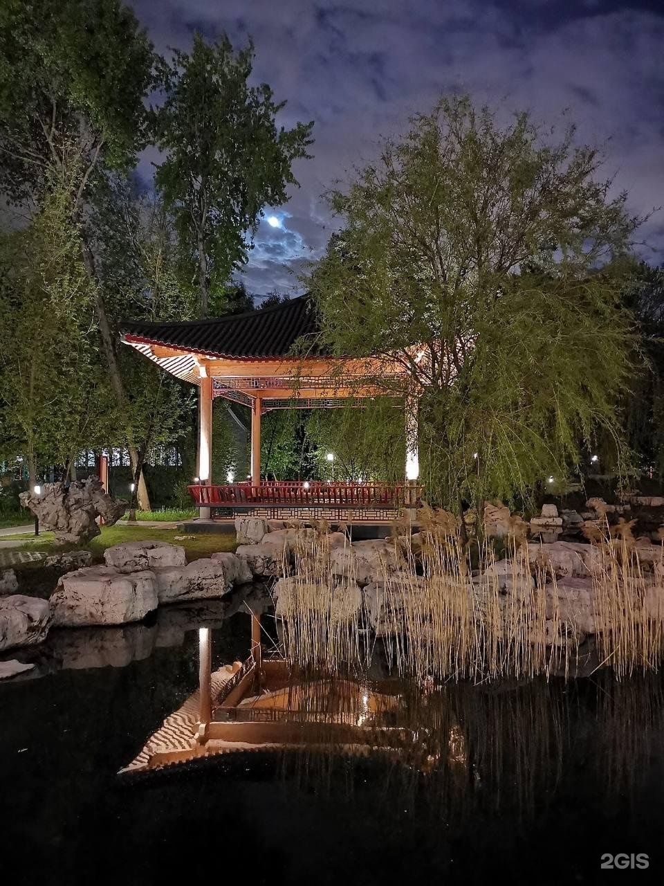 Парк хуамин ул вильгельма пика 14 отзывы. Китайский парк в Москве Хуамин. Парк Хуамин Москва Ботанический сад. Парк Хуамин ресторан. Памятник Конфуцию в Москве в парке Хуамин.
