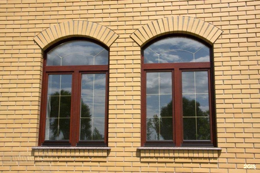 Окна георгиевск. Арочные окна. Арочные окна ПВХ. Оконная арка. Дом с арочными окнами.