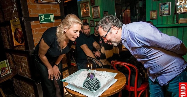 Книжный бар открой рот новосибирск. Книжный бар открой рот новосибирск. Открой рот бар. Бар с живой музыкой. Открой рот бар новосибирск.