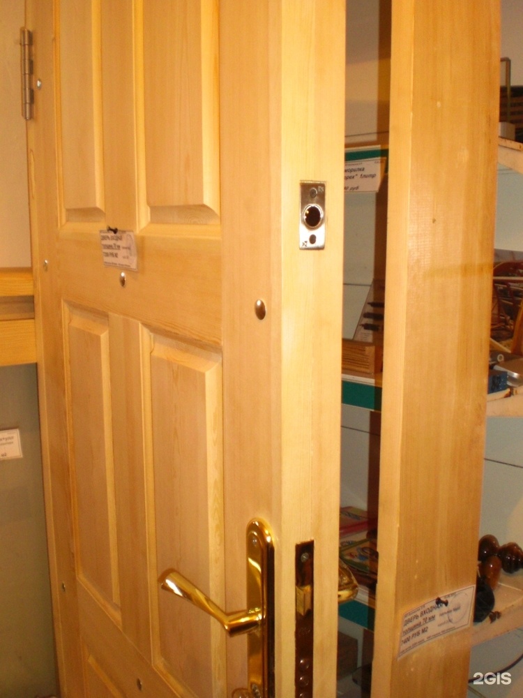 Толстая дверь входная. Толстая деревянная дверь. Толстая деревянная входная дверь. Столярные двери из дерева.