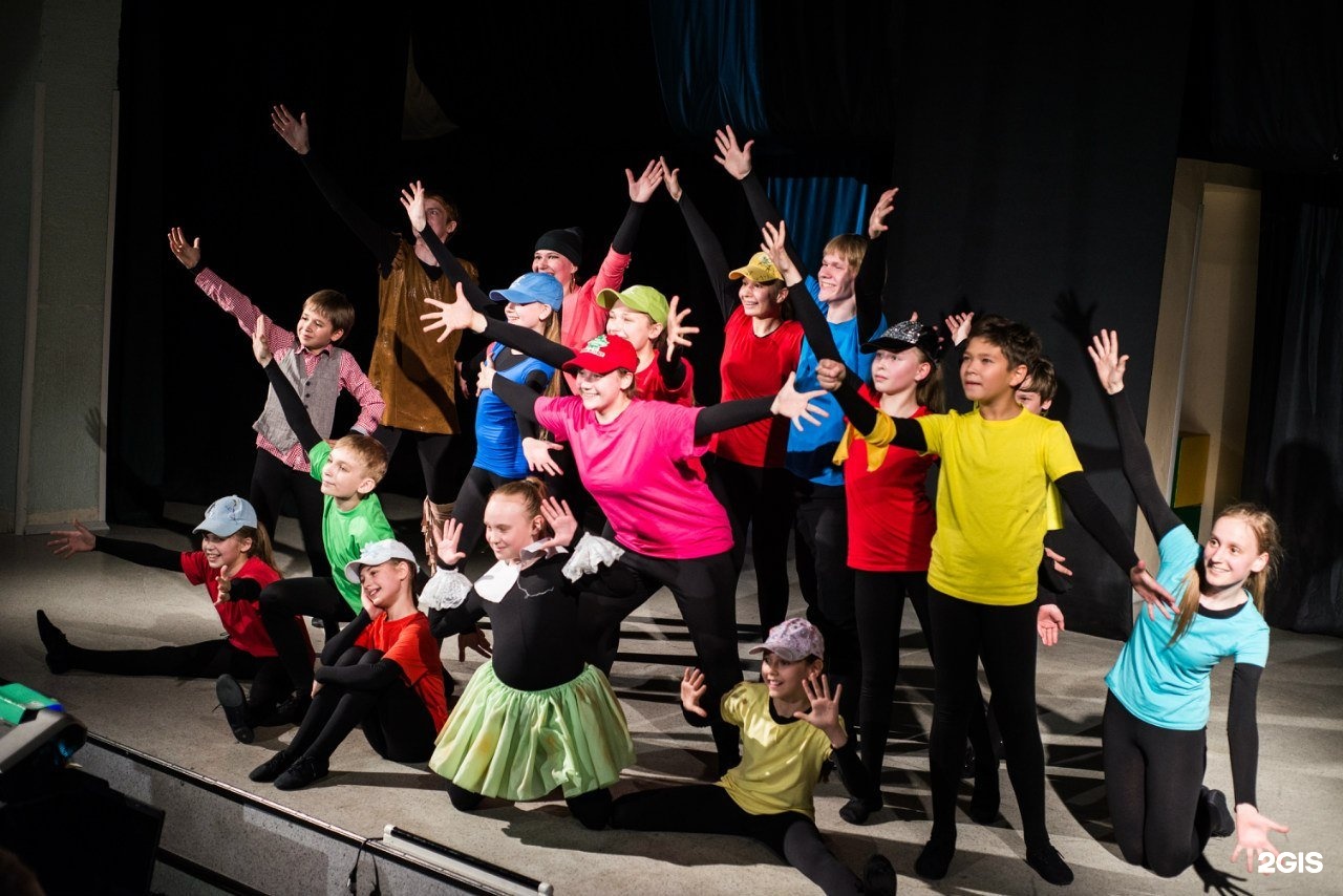 School theatre club. Театр Браво. Школьный театр в школе. Кружок школьный театр. Школьный театр фон.