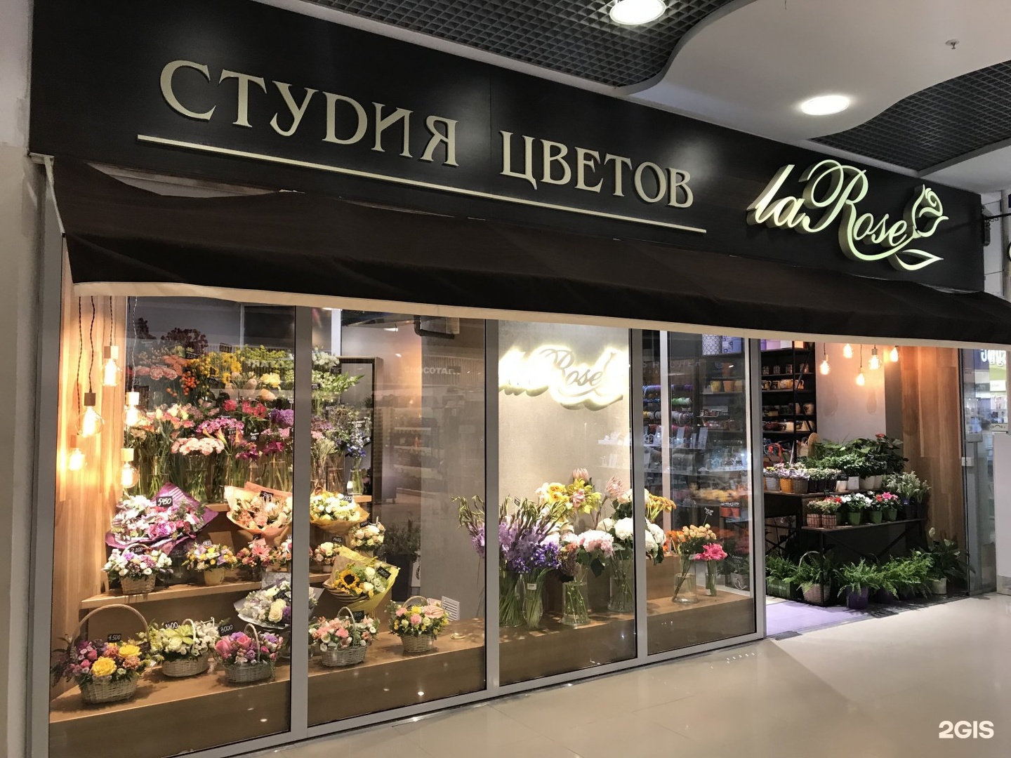 Roses studio. Студия цветов 55. La Rose Новосибирск цветы. My Love студия цветов. Eni Rouz салон цветов Ереван картинки.