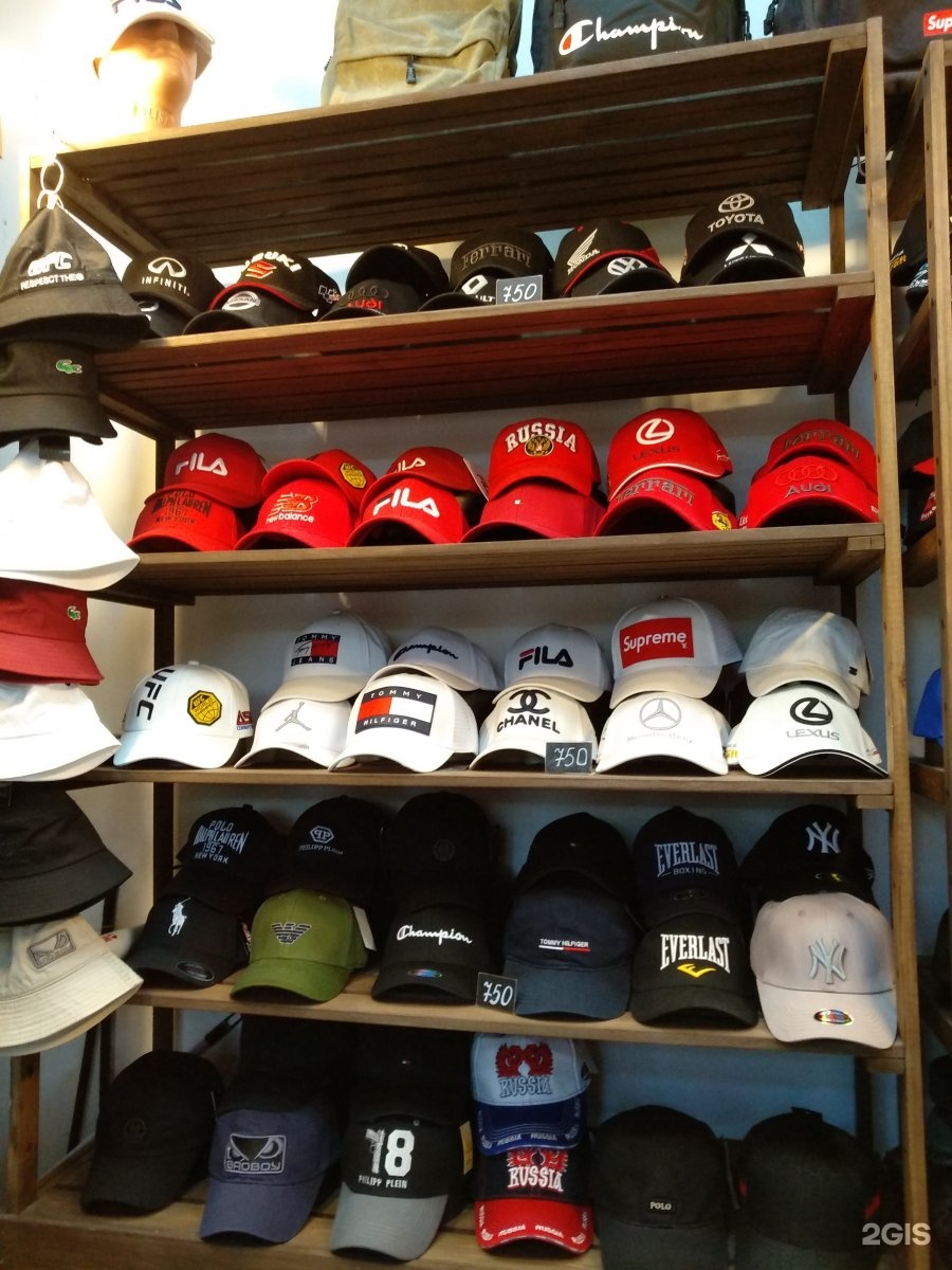 Магазин головных уборов в Москве для мужчин. Cap магазин одежды. Развеска кепок в спортивном магазине.
