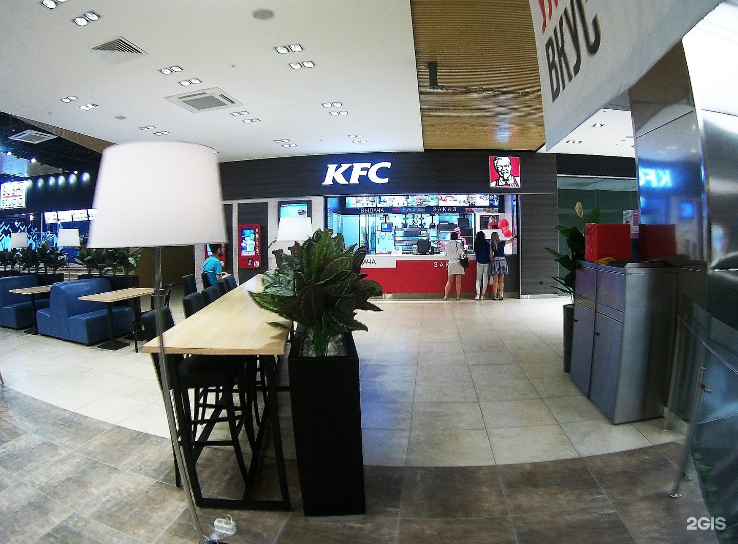 Новый кинотеатр иркутск. КФС Иркутск. KFC Трактовая Иркутск. KFC Урицкого Иркутск. КФС Иркутск модный квартал.