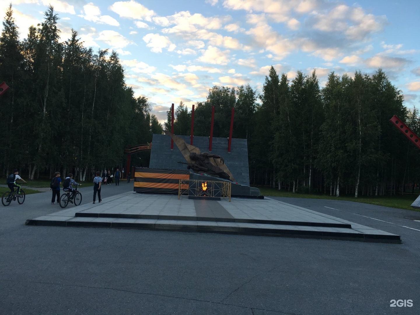 Проспект победы нижневартовск. Парк Победы Нижневартовск. Парк Победы Нижневартовск диско площадка. Клетка Нижневартовск парк Победы. Парк Победы Нижневартовск фото 2022.