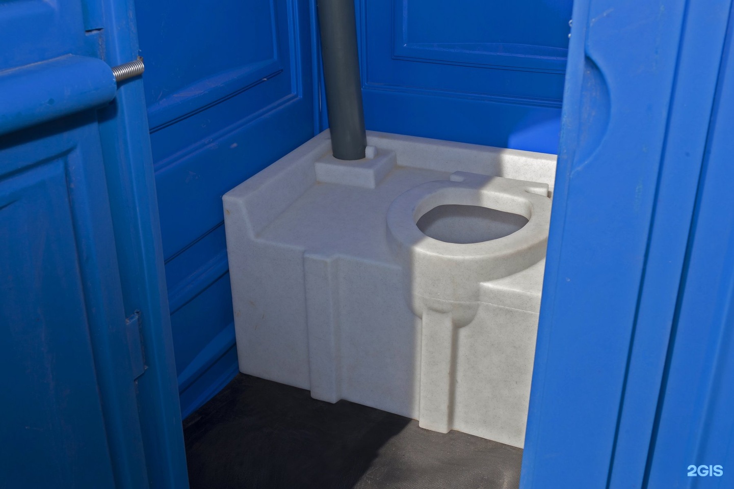 Очистки биотуалета. Туалетная кабинка евростанд. Мобильный биотуалет МТК. Мобильная туалетная кабина. Биотуалет на стройплощадку.
